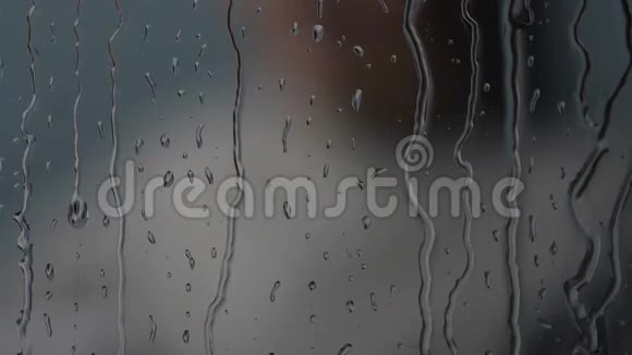 绝望的老妇人在灰色的雨窗旁哭泣擦干眼泪悲伤视频的预览图