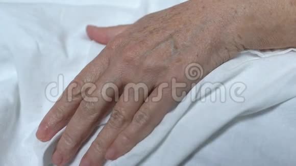老年妇女在医院里挤麻布患有疼痛和致命疾病视频的预览图