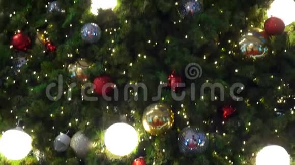 圣诞树上装饰着灯和礼物还有金球银球彩球视频的预览图