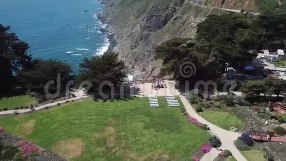 鸟瞰美国美丽的海边悬崖视频的预览图