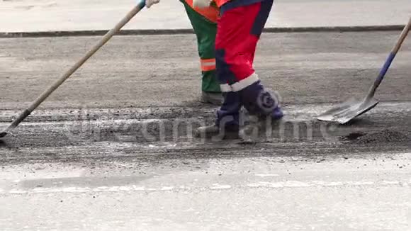 工人们修理城市里的道路他们准备旧沥青进行切割视频的预览图