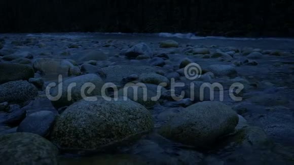 晚上穿过岩石河视频的预览图