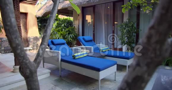 完美的露台让您放松两张舒适的蓝色沙发适合躺在户外有绝佳的机会一起在户外放松视频的预览图