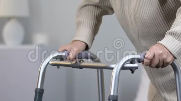 康复中心脊柱手术后使用步行架的体弱老年妇女视频的预览图