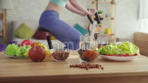 正确的营养概念桌子上摆着蔬菜水果和坚果视频的预览图