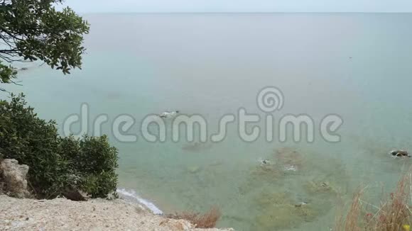 从克里菲山顶看沙滩和平静的大海视频的预览图