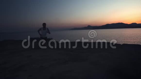 有魅力的年轻人跑步运动员训练强心操锻炼平静的海边跑步穿着视频的预览图