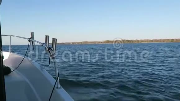 驾驶着一艘渔船在罗根岛镇威克旁边的波罗的海附近行驶蓝天视频的预览图