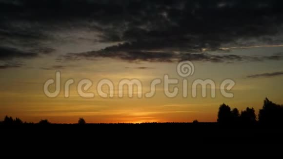 太阳落在地平线上后橙色在天空中发光时间推移视频的预览图