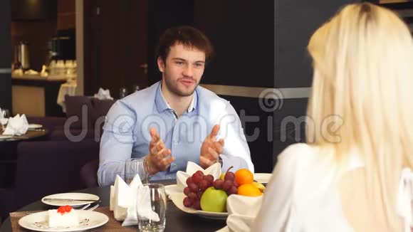浪漫的夫妇喜欢在餐馆吃饭视频的预览图