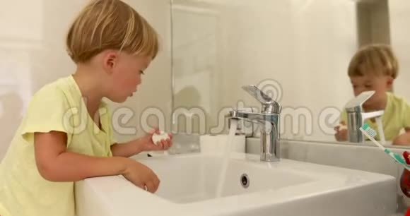 小男孩在浴室里洗手视频的预览图