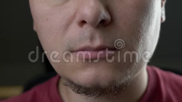 大胡子用彩虹竹牙刷刷牙视频的预览图