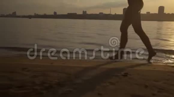 美丽的女孩沿着海岸线奔跑视频的预览图