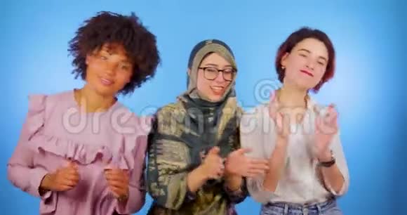 非洲欧洲和穆斯林在蓝色背景下一起跳舞国际可爱友谊视频的预览图