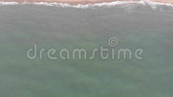 从海洋到海岸的空中景色美丽的海浪坠毁翡翠般的大海视频的预览图