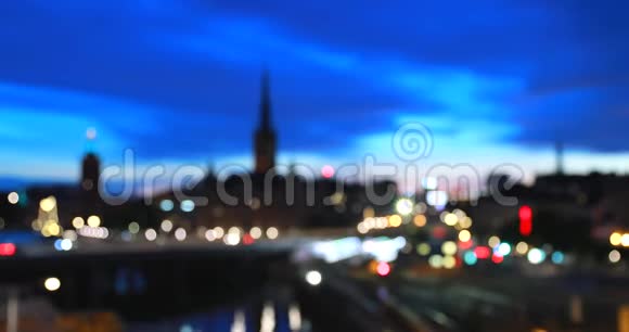 瑞典斯德哥尔摩地铁列车在夜间运行城市天际线4K视频的预览图