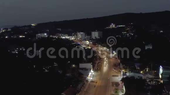 越南柏油路上的夜城生活汽车和自行车交通4K无人机拍摄视频的预览图