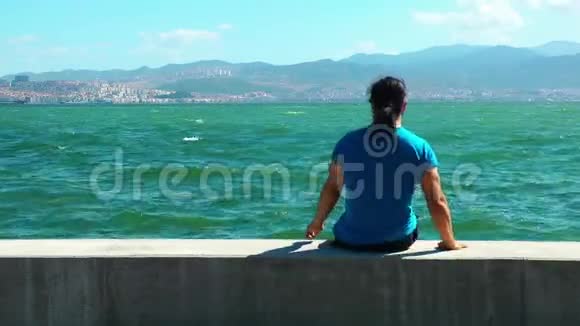 人坐在海边附近视频的预览图