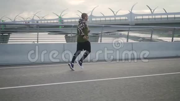 美国黑人男子在公路桥上慢跑的肖像视频的预览图