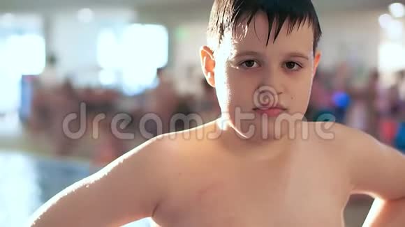 一个胖湿的男孩看镜头的肖像视频的预览图