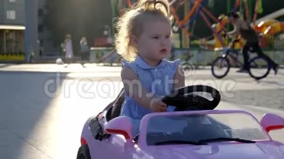 穿着蓝色裙子的小女孩在公园里骑着一辆粉红色的婴儿车快乐的童年概念成年妇女的漫画视频的预览图