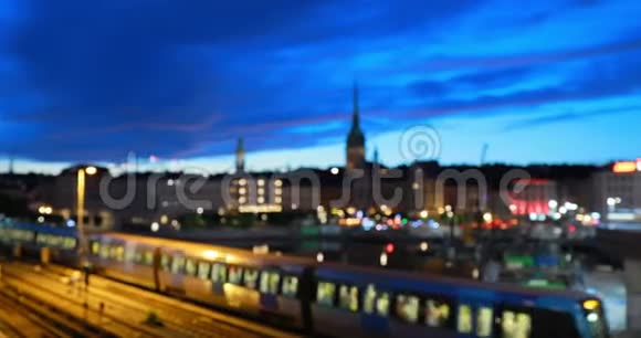 瑞典斯德哥尔摩地铁列车在夜间运行城市天际线4K视频的预览图