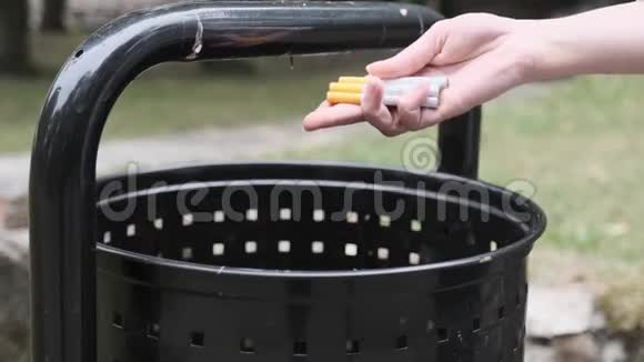 女孩皱皱眉头把香烟倒在垃圾桶里戒烟视频的预览图