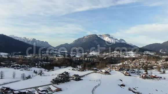 一个小山城房子被雪覆盖空中镜头4k视频的预览图