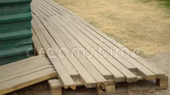 翻新工地金属围栏附近的木制甲板视频的预览图