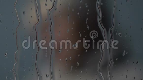 孤独的被遗弃的老年女性睡在靠近雨窗的地方视频的预览图