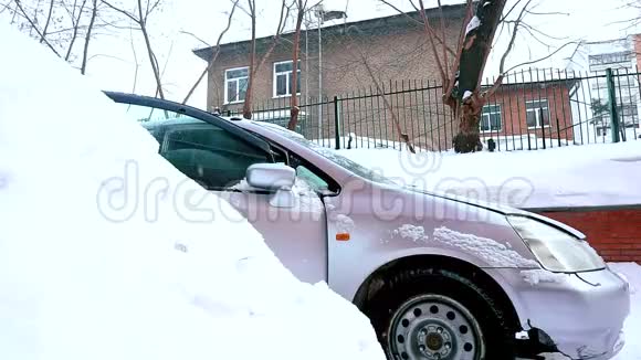 一个人打开汽车的引擎盖修理冬天下雪了视频的预览图