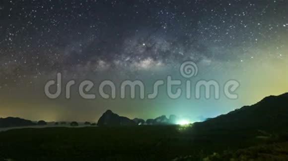 星星和银河在深夜升起滑溜溜的云在美丽的山形泰拉视频的预览图