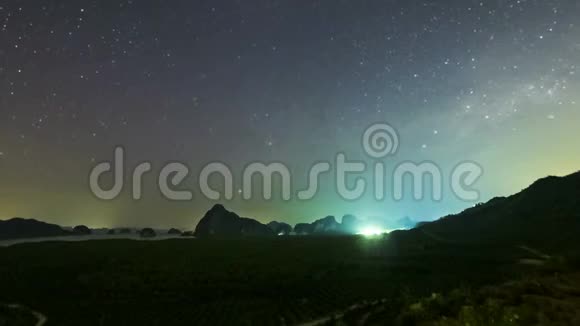 星星和银河在深夜升起滑溜溜的云在美丽的山形泰拉视频的预览图