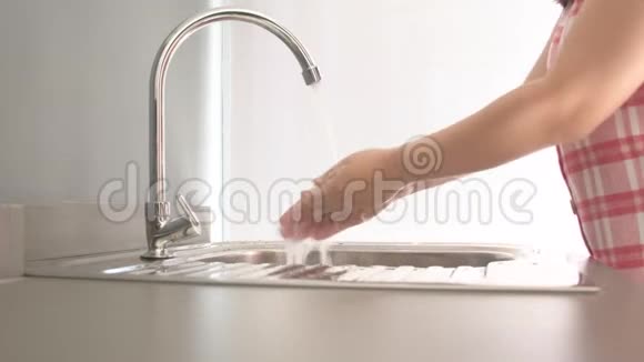 女士在洗手池洗手以保持身体健康视频的预览图