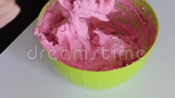 女人用蔓越莓的果泥清洗搅拌机做棉花糖视频的预览图