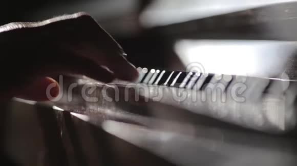 关闭钢琴弹指的视频视频的预览图