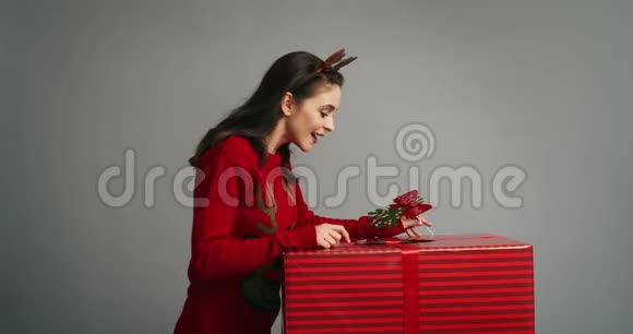 带着圣诞礼物的女人视频的预览图
