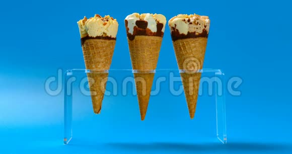三个冰淇淋甜筒融化在蓝色时间推移视频的预览图