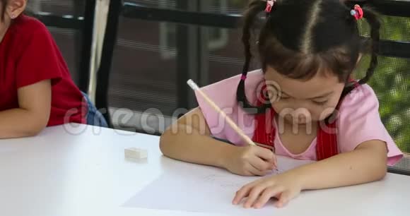 亚洲小女孩在美术课上有意识地画一些卡通视频的预览图
