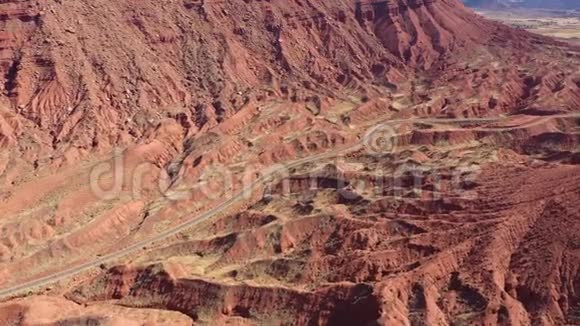高速公路穿过带有红砂岩悬崖的风景优美的峡谷视频的预览图