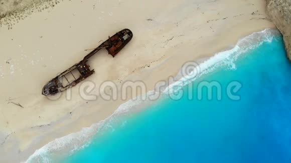 阳光明媚的日子里一架无人驾驶飞机在扎金托斯岛的海难海滩上空飞过视频的预览图