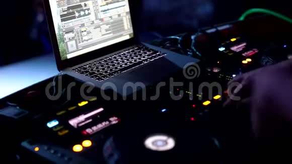 DJ在夜总会派对上播放音乐人们玩得开心放松整夜跳舞视频的预览图