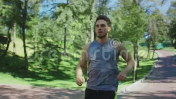 城市公园跑完马拉松后疲惫的跑步者呼吸的肖像视频的预览图