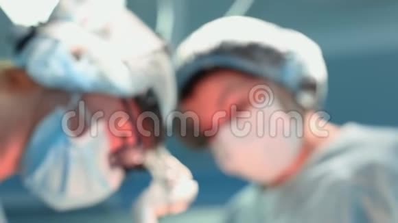 由外科专家组成的医疗队在医院的现代化手术室工作进行小组准备工作视频的预览图