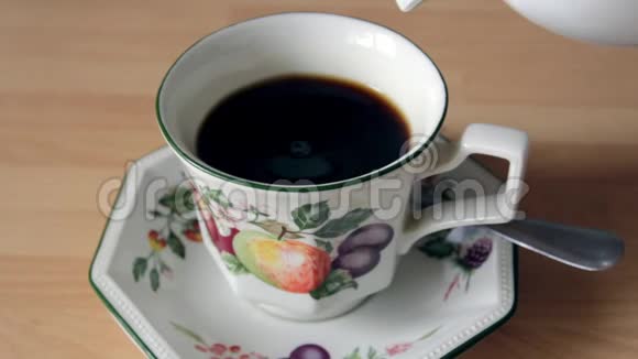 杯中的黑咖啡视频的预览图