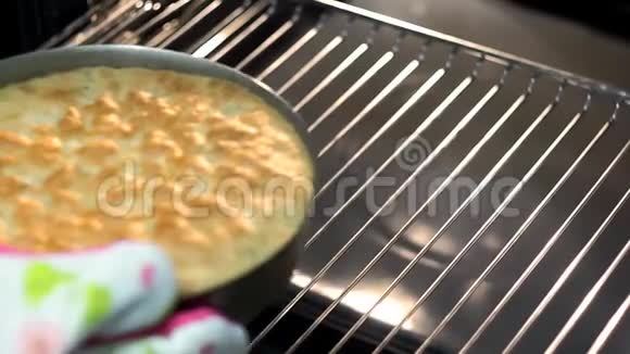 苹果派夏洛特在烤箱特写里做饭自制食物视频的预览图