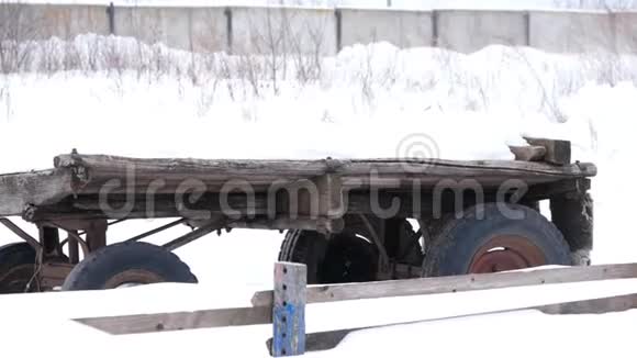 冬天农场里的旧车视频的预览图