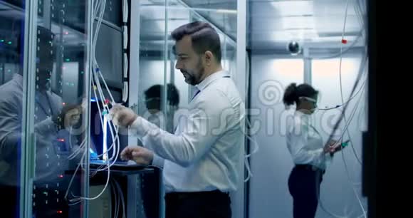 工程师在服务器机房里使用电缆视频的预览图