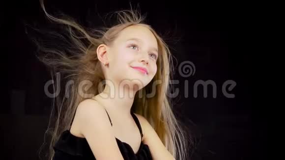 可爱的女孩头发飘扬视频的预览图