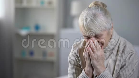 老年妇女在临终关怀不治之症抑郁症中哭泣视频的预览图